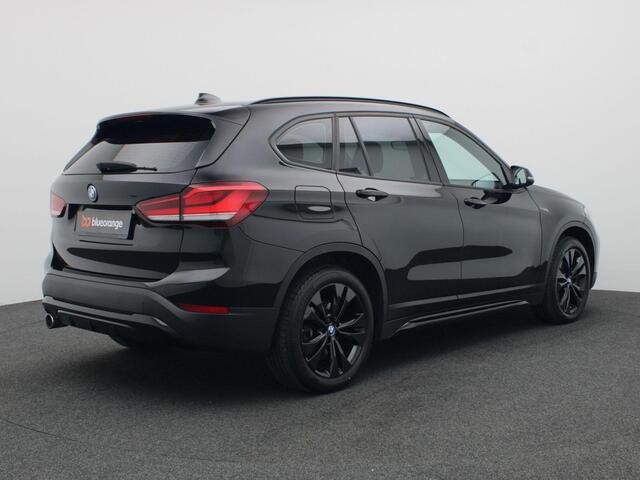 BMW X1 xDrive25e Business Edition Plus 220PK Aut. Sportline Black line, Alarm, Head-Up Display, Clima, Cruise Control, Parkeersensoren Achter, Elektr. Achterklep, Stoelverwarming, 18" LM Velgen