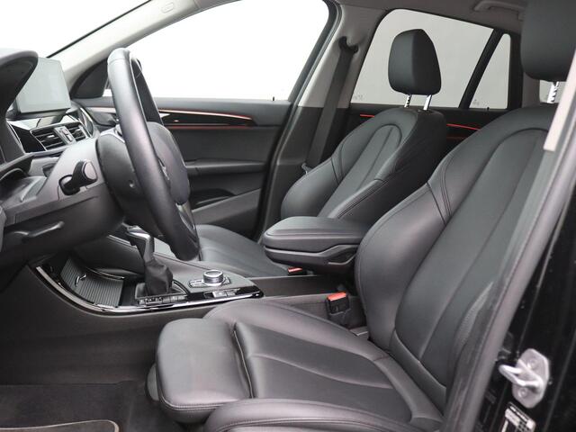 BMW X1 xDrive25e Business Edition Plus 220PK Aut. Sportline Black line, Alarm, Head-Up Display, Clima, Cruise Control, Parkeersensoren Achter, Elektr. Achterklep, Stoelverwarming, 18" LM Velgen