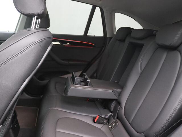 BMW X1 xDrive25e Business Edition Plus 220PK Aut. Sportline Black line, Alarm, Head-Up Display, Clima, Cruise Control, Parkeersensoren Achter, Elektr. Achterklep, Stoelverwarming, 18" LM Velgen