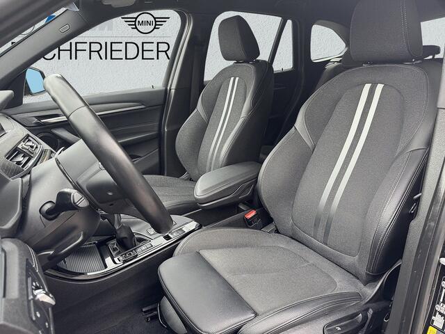 BMW X1 xDrive25e M-SPORT ** LED, NAVI+, HALF-LEDER, TREKH, KEYLESS, 19-inch LMV ** 1e EIG - UNFALLFREI ** ** INFORMEER OOK NAAR ONZE AANTREKKELIJKE FINANCIAL-LEASE TARIEVEN **