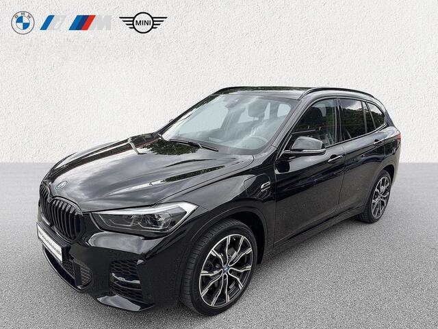 BMW X1 xDrive25e M-SPORT ** LED, NAVI+, HALF-LEDER, TREKH, KEYLESS, 19-inch LMV ** 1e EIG - UNFALLFREI ** ** INFORMEER OOK NAAR ONZE AANTREKKELIJKE FINANCIAL-LEASE TARIEVEN **