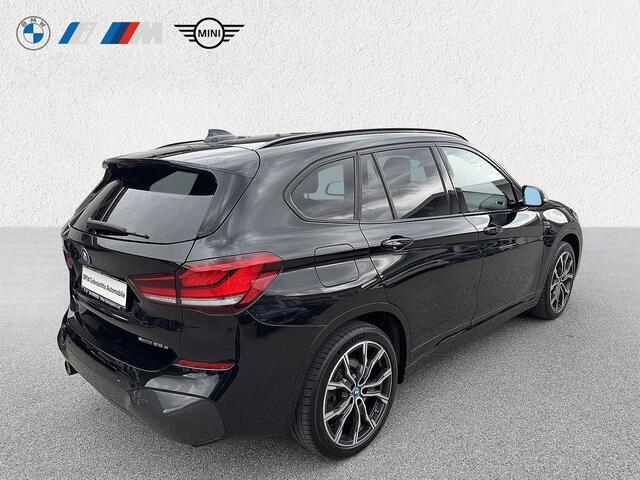 BMW X1 xDrive25e M-SPORT ** LED, NAVI+, HALF-LEDER, TREKH, KEYLESS, 19-inch LMV ** 1e EIG - UNFALLFREI ** ** INFORMEER OOK NAAR ONZE AANTREKKELIJKE FINANCIAL-LEASE TARIEVEN **