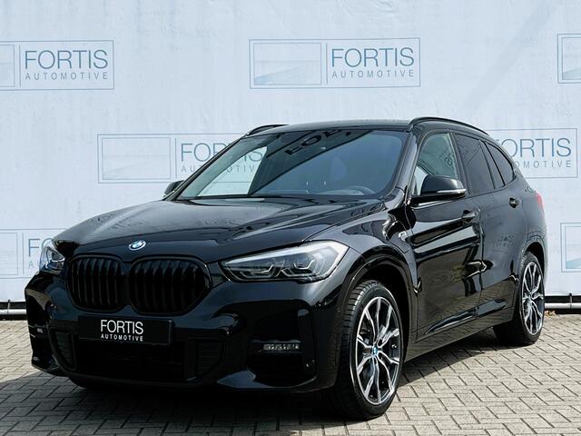 BMW X1 xDrive25e M-SPORT ** LED, NAVI+, HALF-LEDER, TREKH, KEYLESS, 19-inch LMV ** 1e EIG - UNFALLFREI ** ** INFORMEER OOK NAAR ONZE AANTREKKELIJKE FINANCIAL-LEASE TARIEVEN **