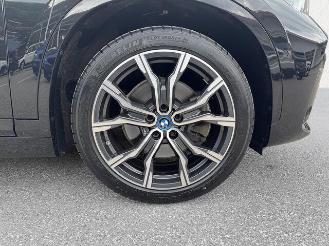 BMW X1 xDrive25e M-SPORT ** LED, NAVI+, HALF-LEDER, TREKH, KEYLESS, 19-inch LMV ** 1e EIG - UNFALLFREI ** ** INFORMEER OOK NAAR ONZE AANTREKKELIJKE FINANCIAL-LEASE TARIEVEN **