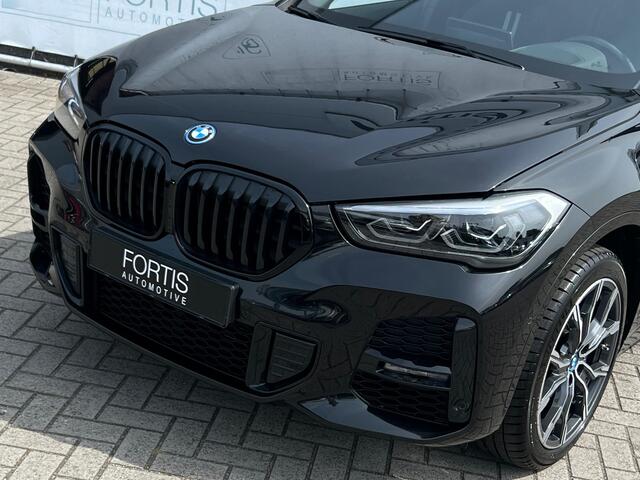 BMW X1 xDrive25e M-SPORT ** LED, NAVI+, HALF-LEDER, TREKH, KEYLESS, 19-inch LMV ** 1e EIG - UNFALLFREI ** ** INFORMEER OOK NAAR ONZE AANTREKKELIJKE FINANCIAL-LEASE TARIEVEN **