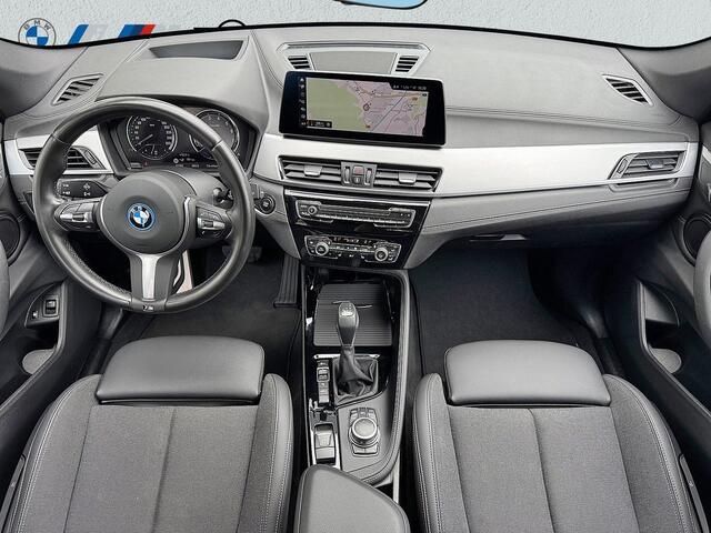 BMW X1 xDrive25e M-SPORT ** LED, NAVI+, HALF-LEDER, HuD, ALARM, KEYLESS, 19-inch LMV ** 1e EIG - UNFALLFREI ** ** INFORMEER OOK NAAR ONZE AANTREKKELIJKE FINANCIAL-LEASE TARIEVEN **