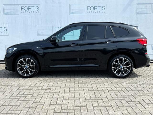 BMW X1 xDrive25e M-SPORT ** LED, NAVI+, HALF-LEDER, HuD, ALARM, KEYLESS, 19-inch LMV ** 1e EIG - UNFALLFREI ** ** INFORMEER OOK NAAR ONZE AANTREKKELIJKE FINANCIAL-LEASE TARIEVEN **