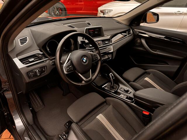 BMW X1 sDrive20i Sport-Line | H+K | Carplay | 1e Eig. | 18inch-Allwheater | St.verw. | Sportstoelen