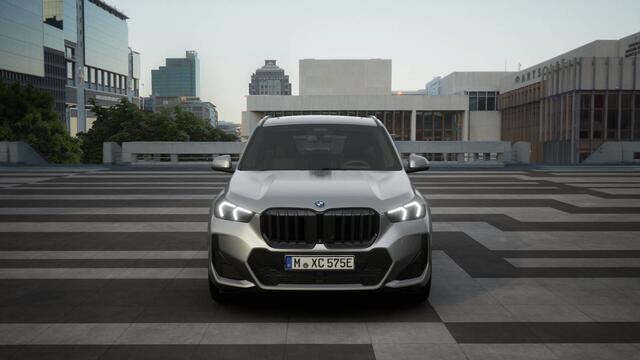 BMW X1 xDrive25e High Executive M Sport Automaat / Panoramadak / Trekhaak / Sportstoelen / Adaptieve LED / M Adaptief onderstel / Parking Assistant Plus / Head-Up / Comfort Access