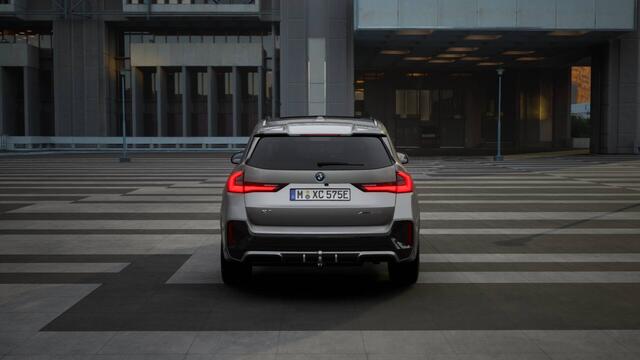 BMW X1 xDrive25e High Executive M Sport Automaat / Panoramadak / Trekhaak / Sportstoelen / Adaptieve LED / M Adaptief onderstel / Parking Assistant Plus / Head-Up / Comfort Access