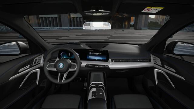 BMW X1 xDrive25e High Executive M Sport Automaat / Panoramadak / Trekhaak / Sportstoelen / Adaptieve LED / M Adaptief onderstel / Parking Assistant Plus / Head-Up / Comfort Access