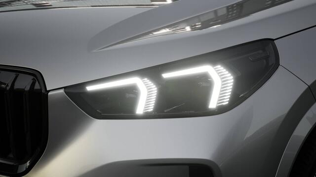 BMW X1 xDrive25e High Executive M Sport Automaat / Panoramadak / Trekhaak / Sportstoelen / Adaptieve LED / M Adaptief onderstel / Parking Assistant Plus / Head-Up / Comfort Access
