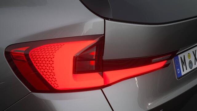 BMW X1 xDrive25e High Executive M Sport Automaat / Panoramadak / Trekhaak / Sportstoelen / Adaptieve LED / M Adaptief onderstel / Parking Assistant Plus / Head-Up / Comfort Access