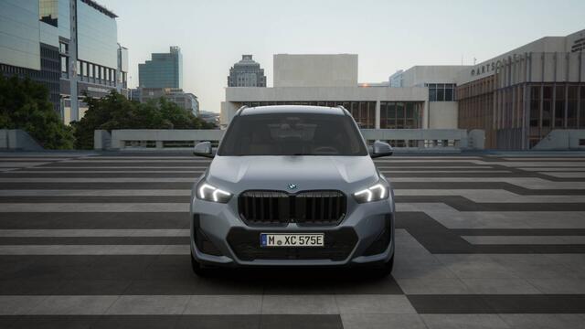 BMW X1 xDrive25e High Executive M Sport Automaat / Panoramadak / Trekhaak / Sportstoelen / M Adaptief onderstel / Stoelverwarming / Comfort Access / Adaptieve LED / Parking Assistant Plus / Head-Up / Harman-Kardon