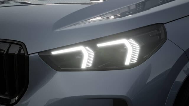 BMW X1 xDrive25e High Executive M Sport Automaat / Panoramadak / Trekhaak / Sportstoelen / M Adaptief onderstel / Stoelverwarming / Comfort Access / Adaptieve LED / Parking Assistant Plus / Head-Up / Harman-Kardon
