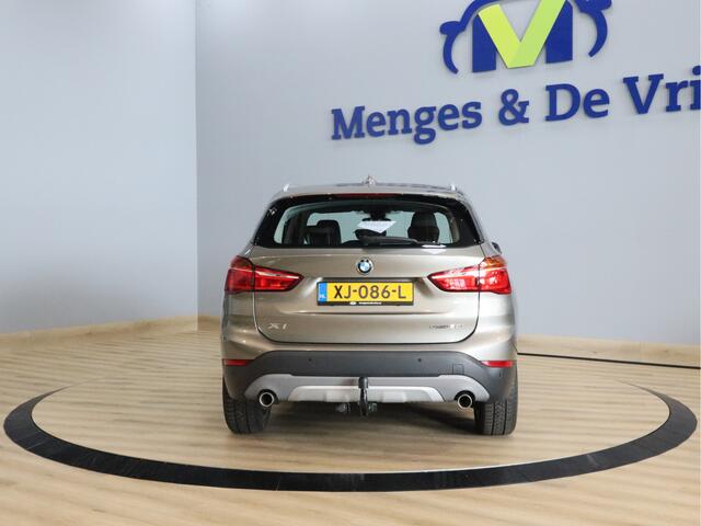 BMW X1 sDrive20i Orange Edition II Trekhaak | Stoelverwarming | LED | NAP | Head-Up display | Leder | Isofix