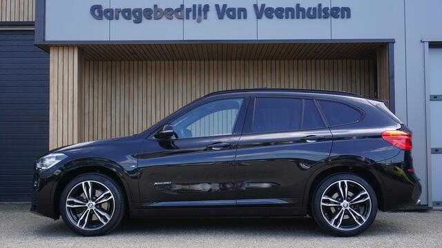 BMW X1 xDrive25i 232pk M-Sport & Shadow-Line Pano.Dak 19inch LM Trekhaak Head-up A-Camera Groot Navi 2000kg Trekgewicht *Complete X1*