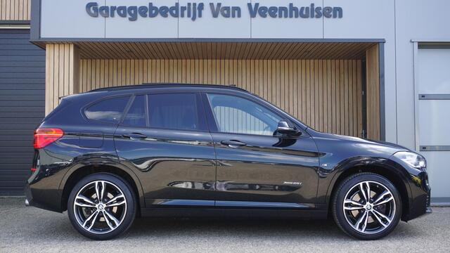 BMW X1 xDrive25i 232pk M-Sport & Shadow-Line Pano.Dak 19inch LM Trekhaak Head-up A-Camera Groot Navi 2000kg Trekgewicht *Complete X1*