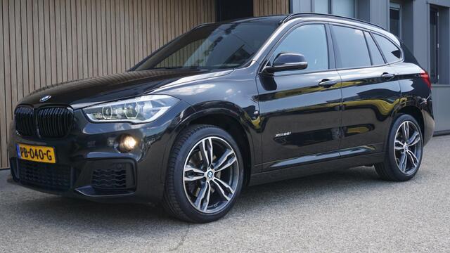 BMW X1 xDrive25i 232pk M-Sport & Shadow-Line Pano.Dak 19inch LM Trekhaak Head-up A-Camera Groot Navi 2000kg Trekgewicht *Complete X1*