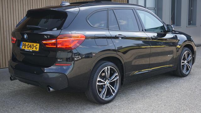 BMW X1 xDrive25i 232pk M-Sport & Shadow-Line Pano.Dak 19inch LM Trekhaak Head-up A-Camera Groot Navi 2000kg Trekgewicht *Complete X1*