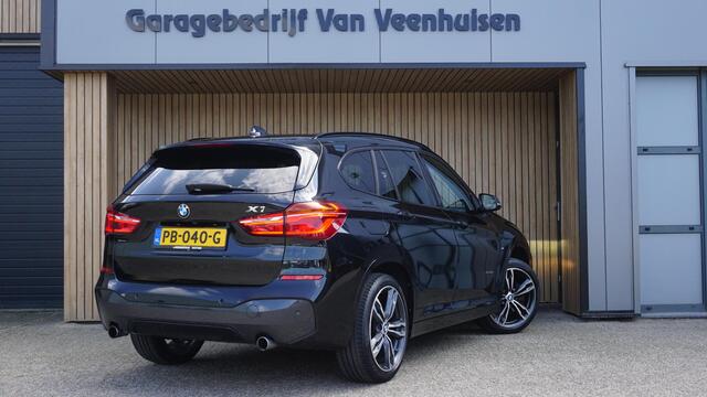 BMW X1 xDrive25i 232pk M-Sport & Shadow-Line Pano.Dak 19inch LM Trekhaak Head-up A-Camera Groot Navi 2000kg Trekgewicht *Complete X1*