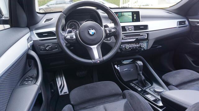 BMW X1 xDrive25i 232pk M-Sport & Shadow-Line Pano.Dak 19inch LM Trekhaak Head-up A-Camera Groot Navi 2000kg Trekgewicht *Complete X1*
