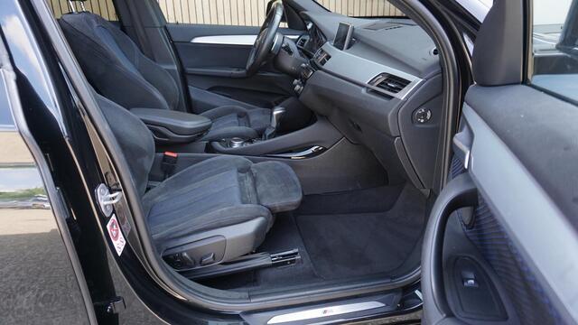 BMW X1 xDrive25i 232pk M-Sport & Shadow-Line Pano.Dak 19inch LM Trekhaak Head-up A-Camera Groot Navi 2000kg Trekgewicht *Complete X1*