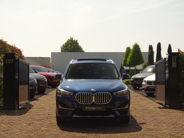 BMW X1 xDrive20i High Exe | Schuifdak | HUD | Elek.St. | Camera | Stuur+Stoel verwarming | Lane-ass | St.verw | X-line!