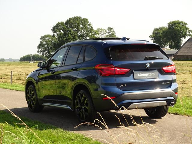 BMW X1 xDrive20i High Exe | Schuifdak | HUD | Elek.St. | Camera | Stuur+Stoel verwarming | Lane-ass | St.verw | X-line!