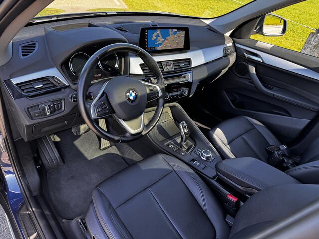 BMW X1 xDrive20i High Exe | Schuifdak | HUD | Elek.St. | Camera | Stuur+Stoel verwarming | Lane-ass | St.verw | X-line!