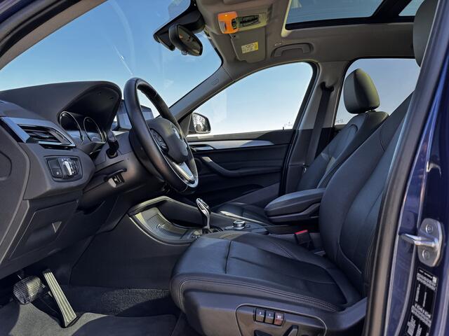 BMW X1 xDrive20i High Exe | Schuifdak | HUD | Elek.St. | Camera | Stuur+Stoel verwarming | Lane-ass | St.verw | X-line!