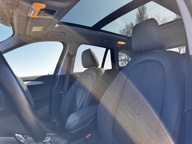 BMW X1 xDrive20i High Exe | Schuifdak | HUD | Elek.St. | Camera | Stuur+Stoel verwarming | Lane-ass | St.verw | X-line!