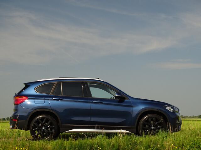 BMW X1 xDrive20i High Exe | Schuifdak | HUD | Elek.St. | Camera | Stuur+Stoel verwarming | Lane-ass | St.verw | X-line!