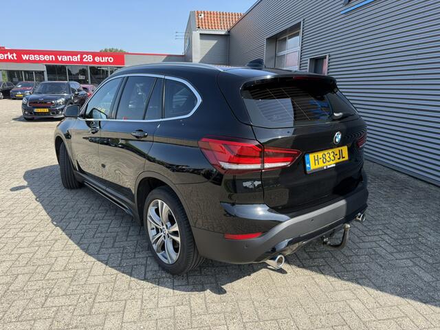 BMW X1 sDrive20i 192 PK Sport Line Achteruitrijcamera Trekhaak DAB Head-Up Display 18 Inch