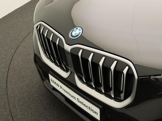 BMW X1 xDrive25e M Sportpakket | Premium Pack | Comfort Access | Achteruitrijcamera | Adaptieve LED | Harman Kardon | 19''
