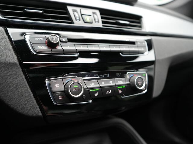 BMW X1 xDrive25e Sportline Plug In Hybrid 220pk PHEV | Panodak | Trekhaak Afn. | Head Up | Lederen Sportstoelen Verwarmd | Apple Carplay | Camera | 18"L.M | M Sportstuur |