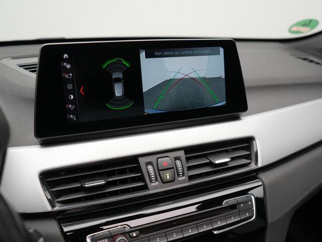 BMW X1 xDrive25e Sportline Plug In Hybrid 220pk PHEV | Panodak | Trekhaak Afn. | Head Up | Lederen Sportstoelen Verwarmd | Apple Carplay | Camera | 18"L.M | M Sportstuur |