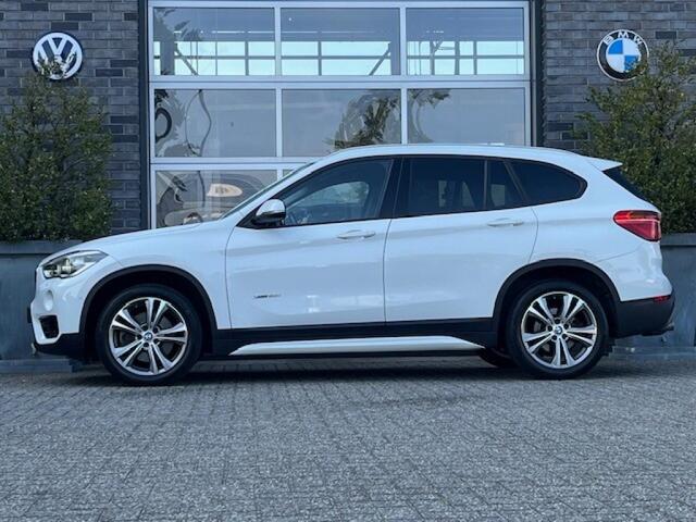 BMW X1 XDRIVE20I SPORTLINE AUT. - NAVI - TREKH. - LED