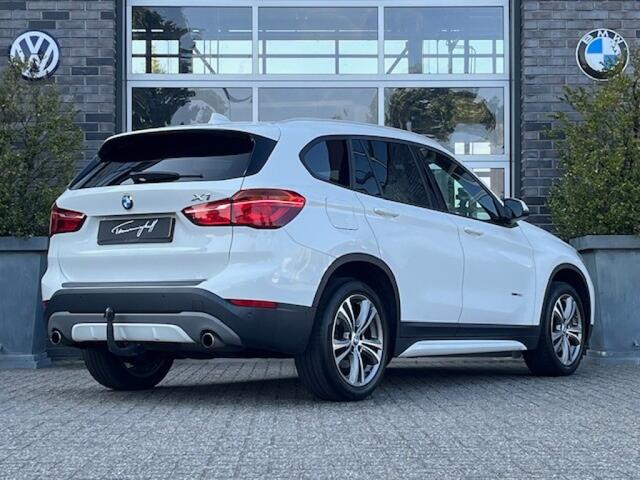 BMW X1 XDRIVE20I SPORTLINE AUT. - NAVI - TREKH. - LED