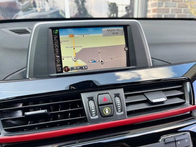 BMW X1 XDRIVE20I SPORTLINE AUT. - NAVI - TREKH. - LED