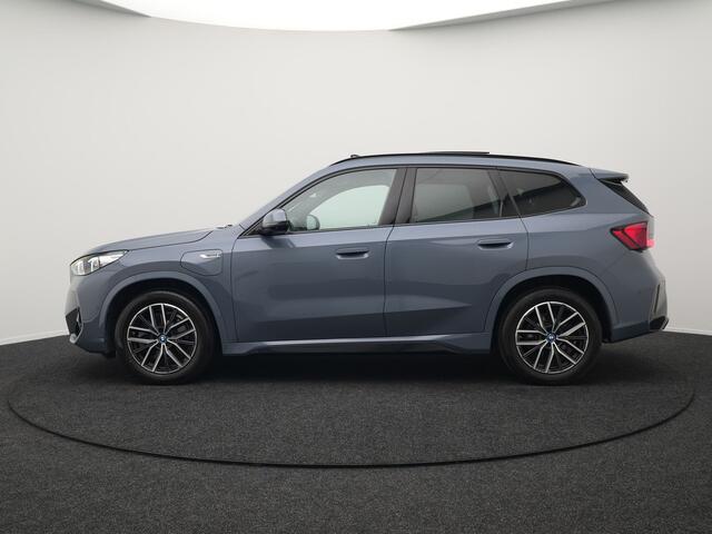 BMW X1 xDrive30e M-Sport Plug In Hybrid Storm Bay Metallic 326pk Dealer O.H. PHEV | Panodak | Lederen Sportstoelen Memory & Massage | Adaptive Cruise | Harman Kardon | Navigatie | 360 Camera | Head Up | Sfeerverlichting | Apple Carplay |