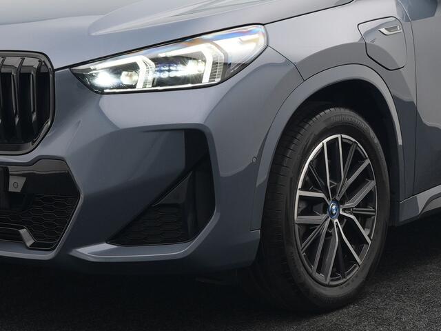 BMW X1 xDrive30e M-Sport Plug In Hybrid Storm Bay Metallic 326pk Dealer O.H. PHEV | Panodak | Lederen Sportstoelen Memory & Massage | Adaptive Cruise | Harman Kardon | Navigatie | 360 Camera | Head Up | Sfeerverlichting | Apple Carplay |