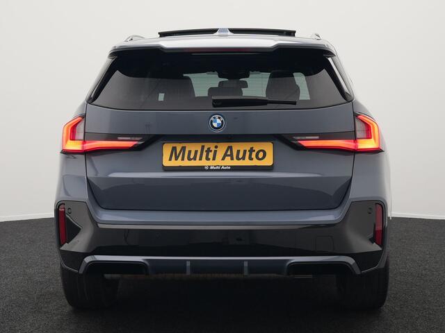 BMW X1 xDrive30e M-Sport Plug In Hybrid Storm Bay Metallic 326pk Dealer O.H. PHEV | Panodak | Lederen Sportstoelen Memory & Massage | Adaptive Cruise | Harman Kardon | Navigatie | 360 Camera | Head Up | Sfeerverlichting | Apple Carplay |
