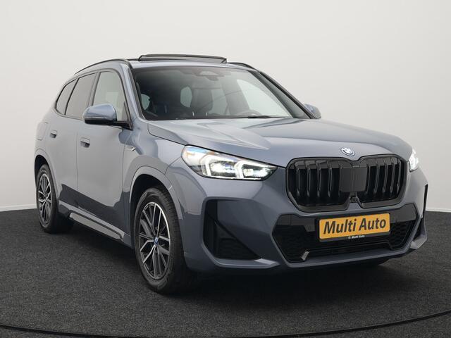 BMW X1 xDrive30e M-Sport Plug In Hybrid Storm Bay Metallic 326pk Dealer O.H. PHEV | Panodak | Lederen Sportstoelen Memory & Massage | Adaptive Cruise | Harman Kardon | Navigatie | 360 Camera | Head Up | Sfeerverlichting | Apple Carplay |