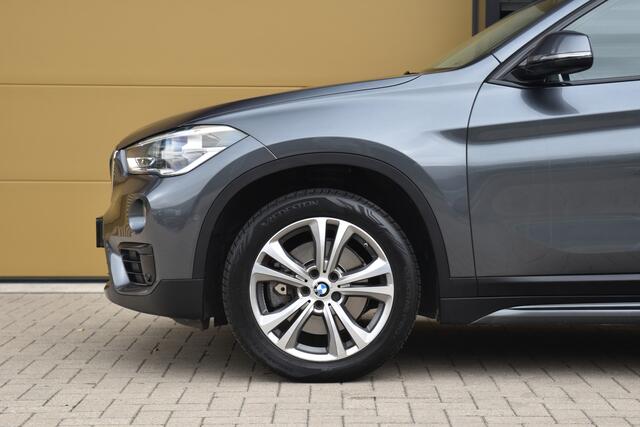 BMW X1 xDrive20i High Executive * Sportline * Trekhaak * Head-up * Sportstoelen *