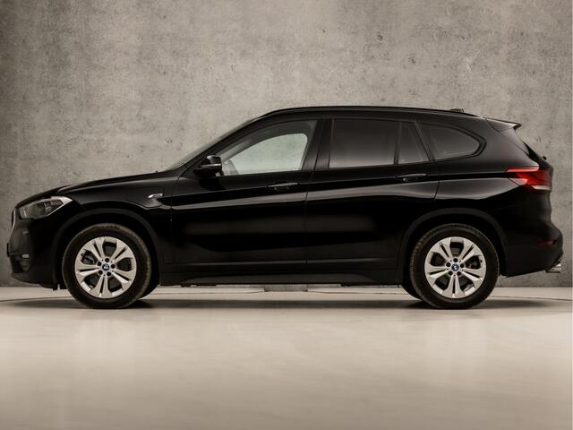 BMW X1 xDrive25e Sportline 221Pk Automaat (GROOT NAVI, CLIMATE, ALCANTARA, GETINT GLAS, ELEK ACHTERKLEP, SPORTSTOELEN, PARKEERSENSOREN, LED KOPLAMPEN, DAB+, NIEUWSTAAT)