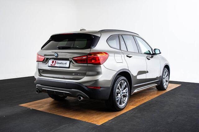 BMW X1 sDrive20i High Executive Model Sport - Elektrische stoelverstelling - Head-up - Camera - Driving Assistant - Lendensteun - Navigatie Plus - HiFi System