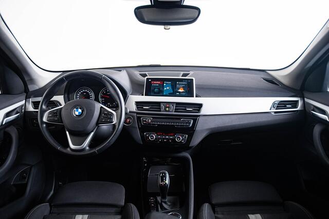 BMW X1 sDrive20i High Executive Model Sport - Elektrische stoelverstelling - Head-up - Camera - Driving Assistant - Lendensteun - Navigatie Plus - HiFi System