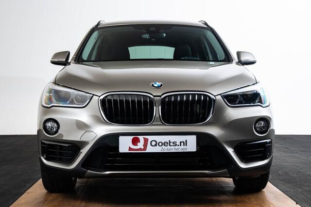 BMW X1 sDrive20i High Executive Model Sport - Elektrische stoelverstelling - Head-up - Camera - Driving Assistant - Lendensteun - Navigatie Plus - HiFi System