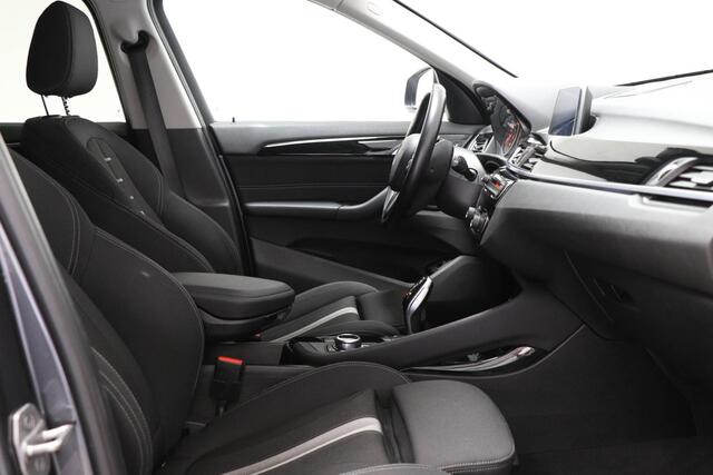 BMW X1 sDrive18i High Executive | SPORT LINE PACK | STOELVERWARMING | NAVIGATIE | 18"